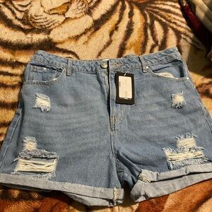 I’m selling this shorts from fashion nova because they didn’t fit